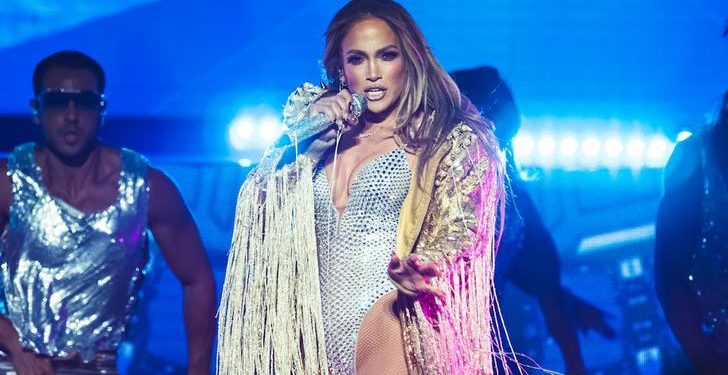 Jennifer Lopez arrasa en España con un ‘bodysuit’ cubierto de cristales y botas XL.