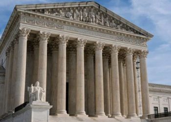 Corte Suprema de EU da luz verde a Trump para despedir a más de mil empleados del Departamento de Educación.