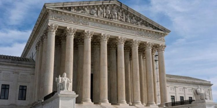 Corte Suprema de EU da luz verde a Trump para despedir a más de mil empleados del Departamento de Educación.