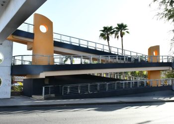 Realiza Ayuntamiento de Hermosillo mantenimiento a puente peatonal cercano a UNISON.