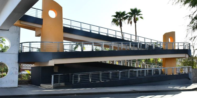 Realiza Ayuntamiento de Hermosillo mantenimiento a puente peatonal cercano a UNISON.