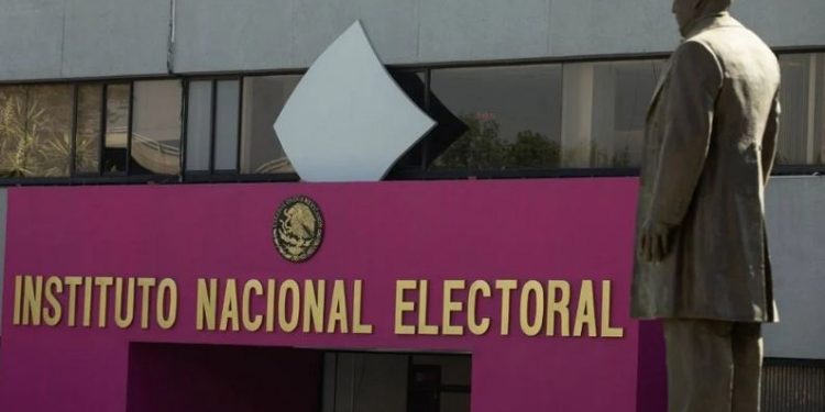 INE desconoce si credencial de elector será sustituida con nueva identificación que incluya datos biométricos.