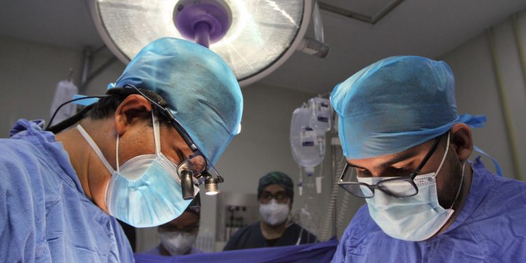 Ofrece IMSS innovadora opción de trasplante pediátrico para abatir la escasez de donadores compatibles.