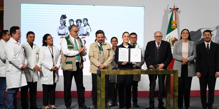Gobierno federal firma decreto de incorporación del Programa IMSS Bienestar al Régimen Ordinario del Seguro Social.