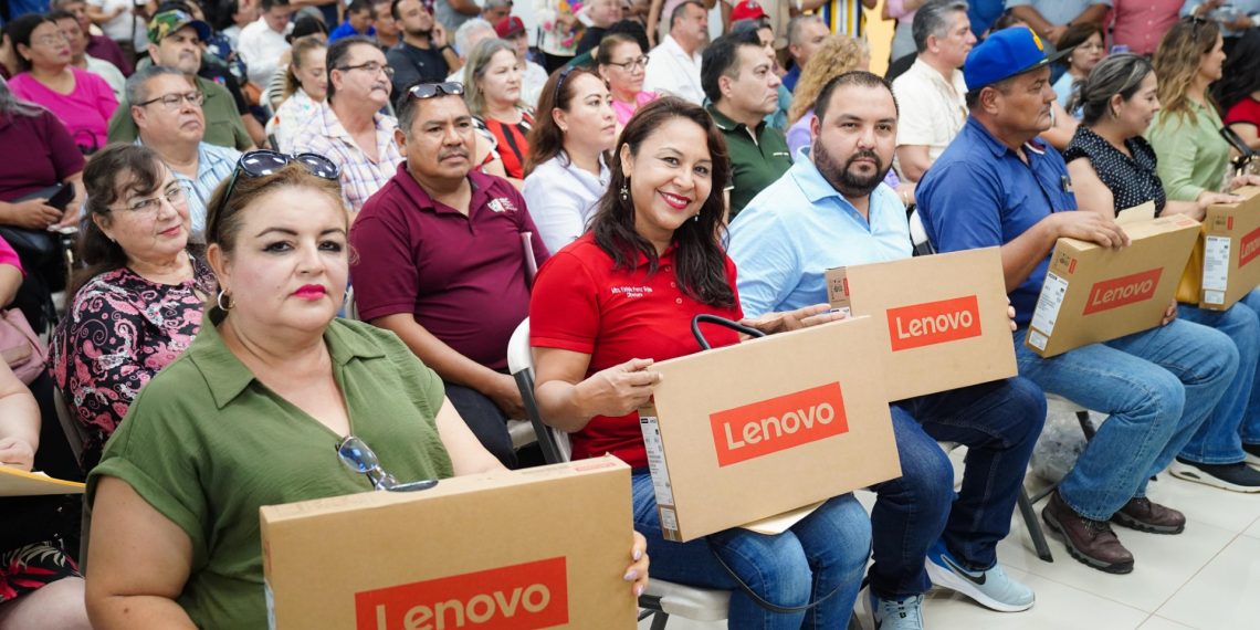 Entrega SEC uniformes y computadoras a comunidad educativa del sur de Sonora.