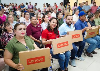 Entrega SEC uniformes y computadoras a comunidad educativa del sur de Sonora.