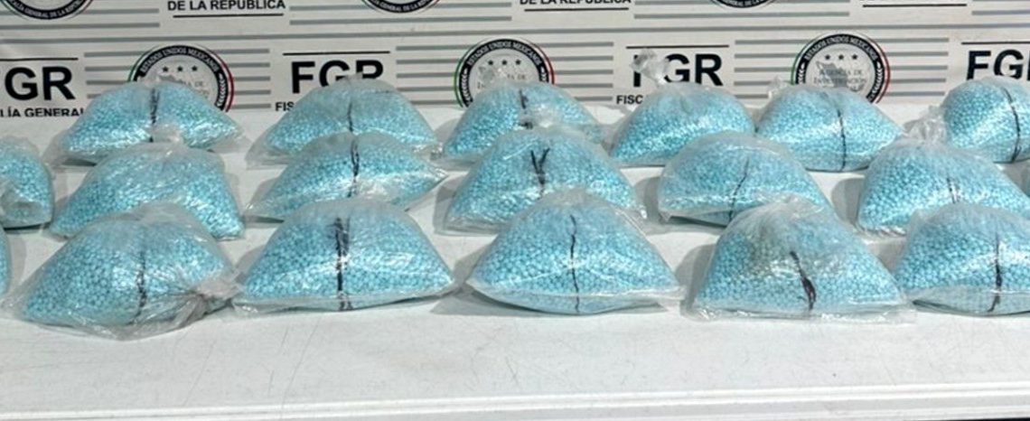 FGR asegura a dos personas con 200 mil pastillas de fentanilo.