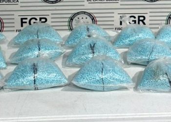 FGR asegura a dos personas con 200 mil pastillas de fentanilo.