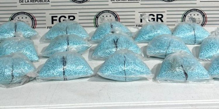 FGR asegura a dos personas con 200 mil pastillas de fentanilo.