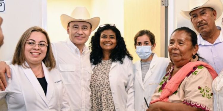 Gobernador Durazo logra certificación de Cofepris para primer Consultorio Tradicional Indígena de México en Vícam.