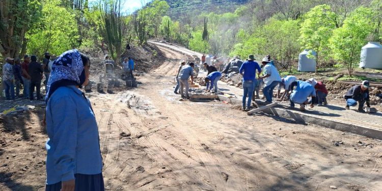 Invierten INPI y SICT 68 millones de pesos en caminos artesanales para el Pueblo Guarijío.