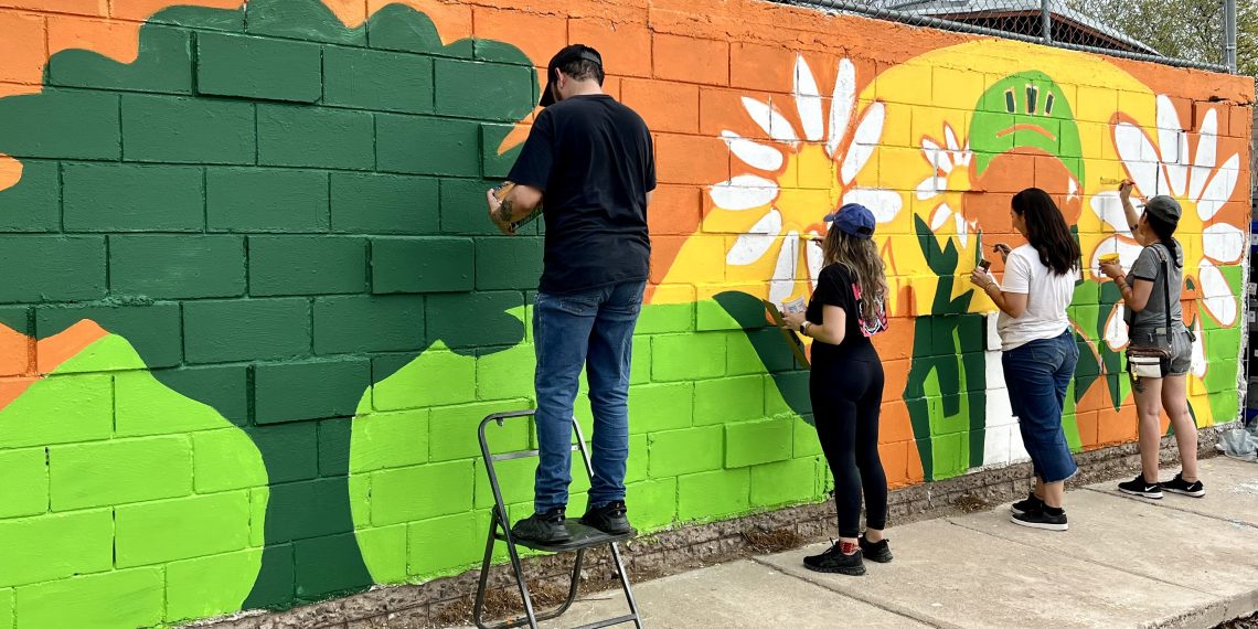 Realizan mural colectivo en el Centro de Economía Circular.