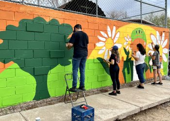 Realizan mural colectivo en el Centro de Economía Circular.