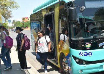 Destacan estudiantes universitarios la seguridad y rapidez del transporte eléctrico H Bus.