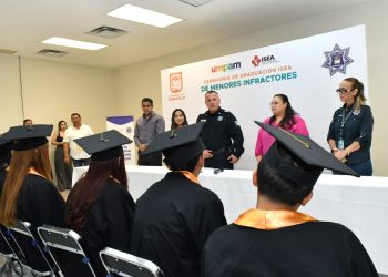 Se gradúan jóvenes de primaria y secundaria mediante UMPAM.