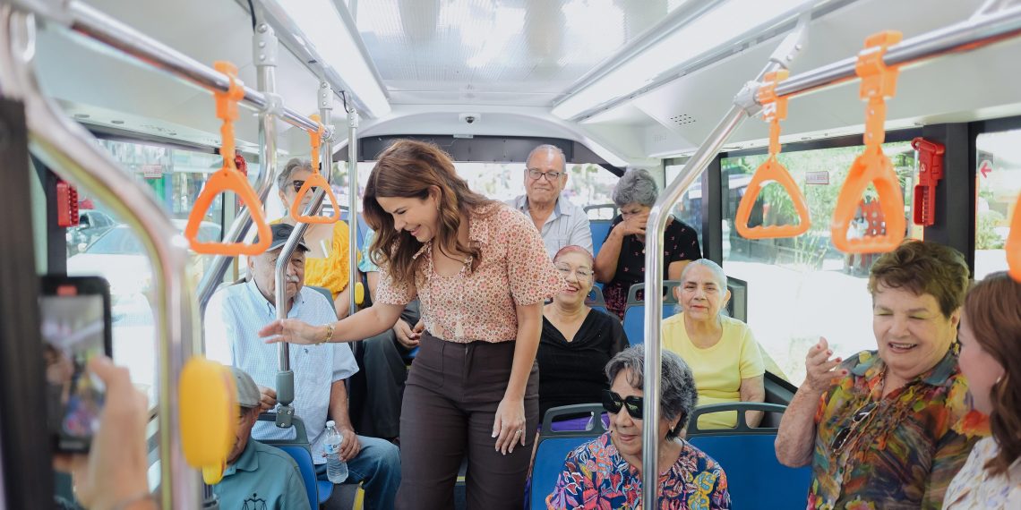 Convive Patty Ruibal con usuarias y usuarios del programa Abuelitos de la H.