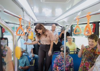 Convive Patty Ruibal con usuarias y usuarios del programa Abuelitos de la H.