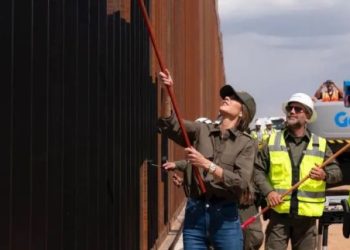 Por qué EE.UU. está pintando de negro el muro fronterizo con México.