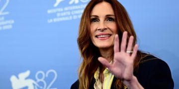Julia Roberts deslumbra en “After the Hunt”, película que abre en Venecia el debate feminista.