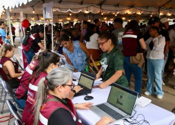 Familias de la colonia Sol Aguilar se benefician con servicios gratuitos de “Sonora Atiende”.