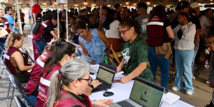Familias de la colonia Sol Aguilar se benefician con servicios gratuitos de “Sonora Atiende”.