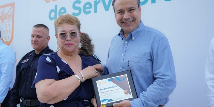 Reconoce Toño Astiazarán trayectoria de servidoras y servidores públicos de Hermosillo.