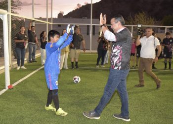 Beneficia Toño Astiazarán a familias de colonia Los Ángeles con cancha deportiva.