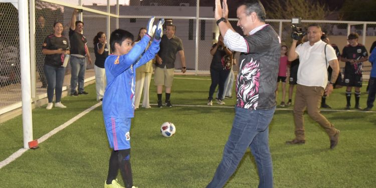 Beneficia Toño Astiazarán a familias de colonia Los Ángeles con cancha deportiva.