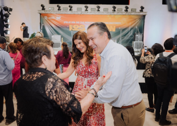 Celebran Patty Ruibal y Toño Astiazarán con más de tres mil adultos mayores con gran concierto de Los Apson