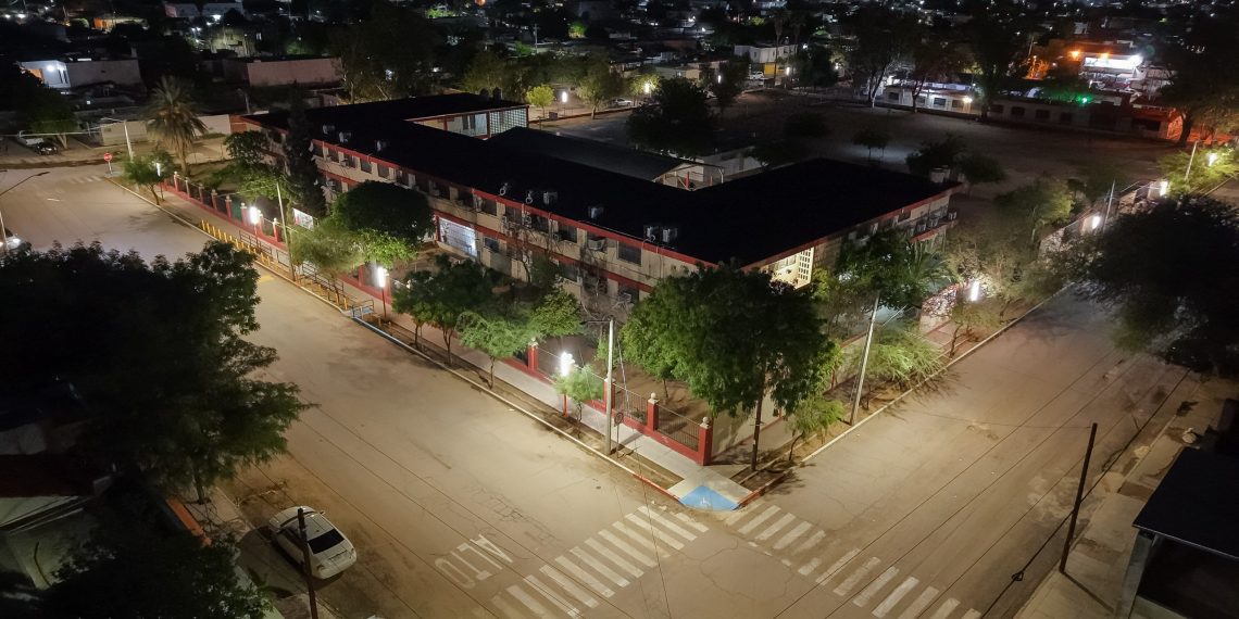 Enciende Toño Astiazarán corredor iluminado #90 de Camina Segura para seguridad de las familias.