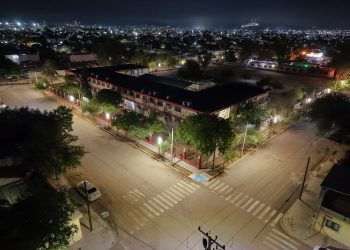 Enciende Toño Astiazarán corredor iluminado #90 de Camina Segura para seguridad de las familias.