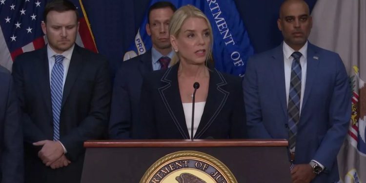 Pam Bondi anuncia el fin del mito de ‘El Mayo’ tras su confesión en Nueva York.