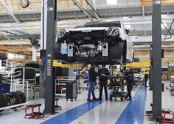 Industria automotriz pierde más de 320 mil empleos en un año.