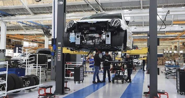 Industria automotriz pierde más de 320 mil empleos en un año.