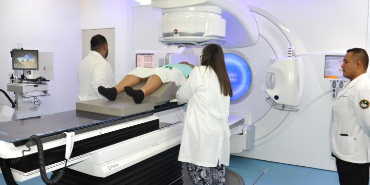 Inaugura IMSS en Sonora acelerador lineal en Ciudad Obregón.