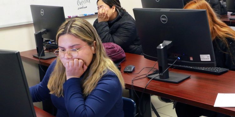 Abren convocatoria para presentar el EGEL en diciembre como opción de titulación.