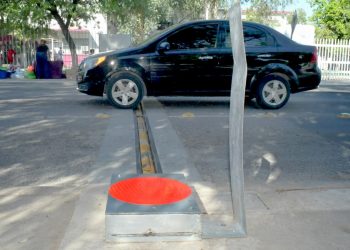 Opera con eficacia tope inteligente para prevenir accidentes viales en calle Heriberto Aja