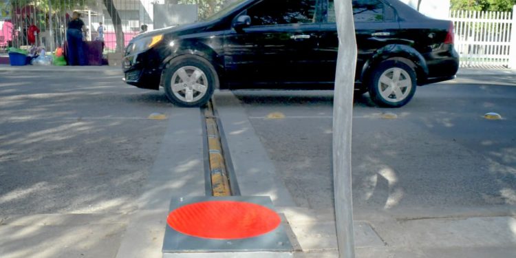 Opera con eficacia tope inteligente para prevenir accidentes viales en calle Heriberto Aja