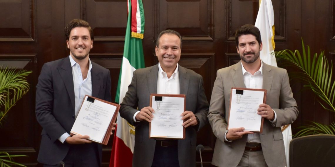 Firma Toño Astiazarán concesión de libramiento norponiente en Hermosillo que mejorará movilidad.