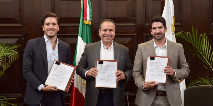 Firma Toño Astiazarán concesión de libramiento norponiente en Hermosillo que mejorará movilidad.