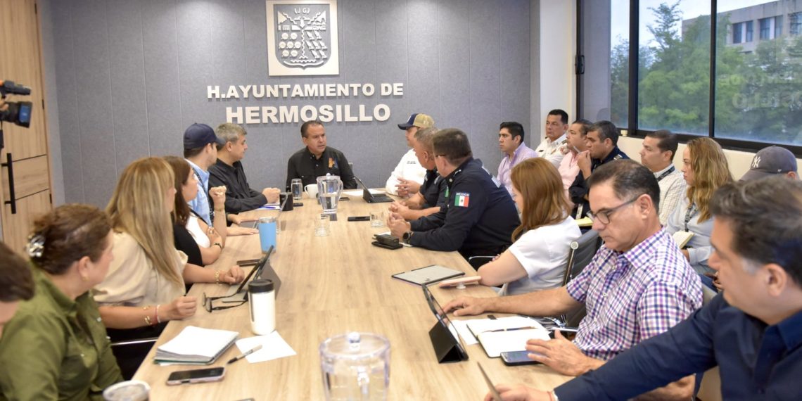 Coordina Toño Astiazarán acciones de prevención y atención por lluvia en Hermosillo.