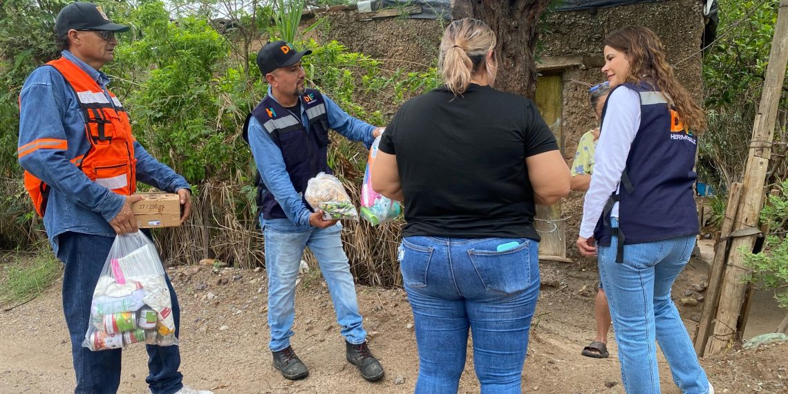 Lleva Patty Ruibal alimentos y útiles escolares a familias afectadas por lluvias de El Tazajal y La Victoria.