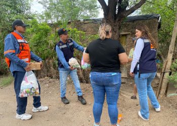 Lleva Patty Ruibal alimentos y útiles escolares a familias afectadas por lluvias de El Tazajal y La Victoria.