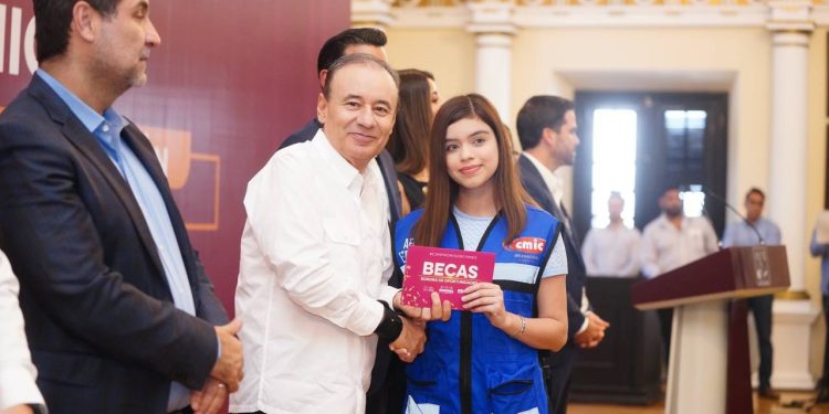 Gobernador de Sonora y empresariado coordinan esfuerzos para profesionalizar a jóvenes en la industria con entrega de becas