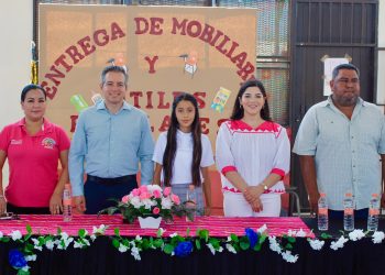 Entrega Omar Del Valle Colosio mesabancos a primaria indígena de Pesqueira.