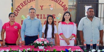 Entrega Omar Del Valle Colosio mesabancos a primaria indígena de Pesqueira.