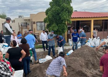 Atiende Gobierno Municipal a familias de la colonia La Caridad afectadas por lluvias, a quienes se les recomendó evacuar la zona.