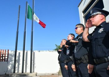Realiza Policía de Hermosillo ceremonia de izamiento de bandera.