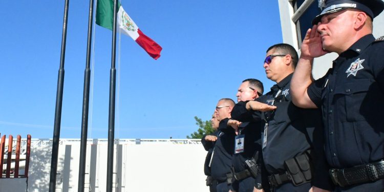 Realiza Policía de Hermosillo ceremonia de izamiento de bandera.