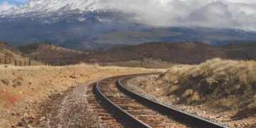 Firma de Slim y la española FCC ganan contrato para construir un tren de pasajeros.